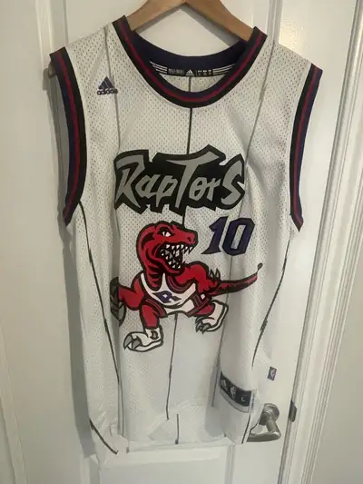 This is a Adidas Demar Derozan #10 Toronto Raptors jersey in size large. The jersey is in good condi...