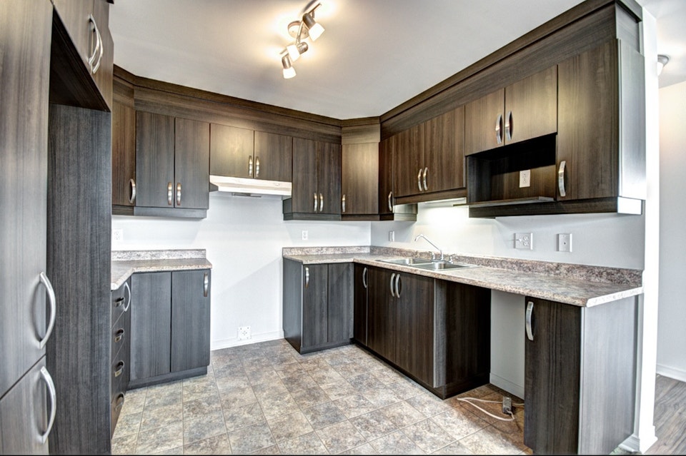 Condo 4 1/2 pour louer / 4 1/2 Condo for rent 4
