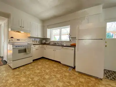 [FEMALE TENANTS ONLY] Looking for a female tenant. Available Aug 1. Room located on upper floor. The...