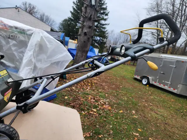 Yardworks 20" 13 Amp Corded Electric Snowblower W Lights in Snowblowers in Windsor Region - Image 7