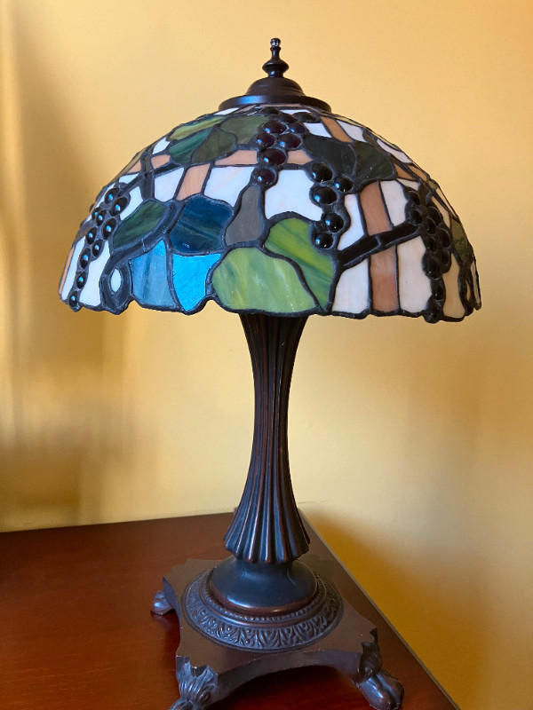 Nice Tiffany Table Lamp in Indoor Lighting & Fans in Mississauga / Peel Region - Image 3