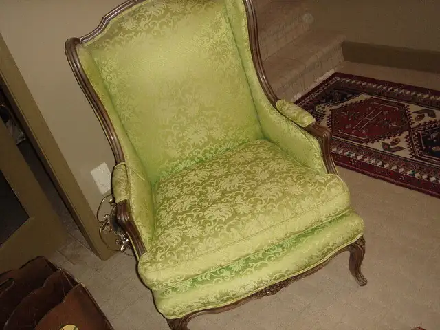 Formal Armchair, loose cushion, wood  accents, classy in Chairs & Recliners in Kelowna - Image 2