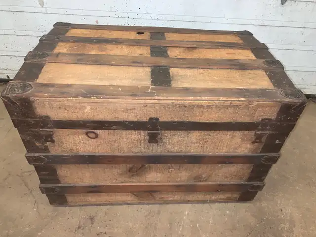 Antique steamer trunk. Coffee table!  in Coffee Tables in Norfolk County - Image 8