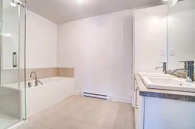 Chambre à louer – 700/mois, tout inclus* Disponible dès maintenant dans un grand 5½ propre et calme...