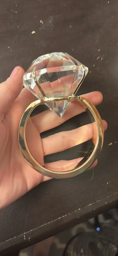 Add a touch of sparkle to your vanity with this used Godinger ring trinket box, shaped like a dazzli...