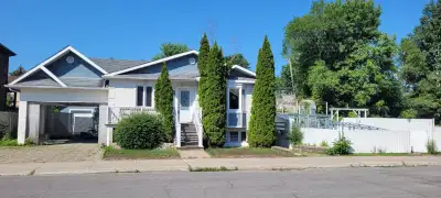 Maison de 9 chambres adaptées pour personnes à mobilité réduite, rail de lève personne, monte charge...