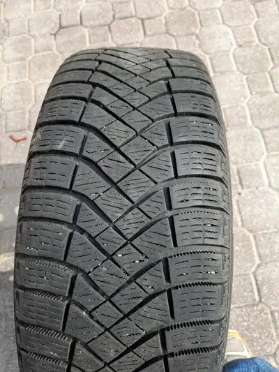 Pneus Pirrelli Ice Zéro 215/55/R17 sur jantes était sur une camry 2018 et plus