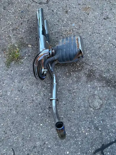 I'm offering a used Yamaha 2YL-14711 exhaust system, perfect for motorcycle enthusiasts needing repl...