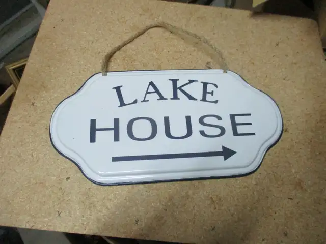 DECORATIVE LAKE HOUSE ENAMEL WALL SIGN $25. CABIN COTTAGE DECOR in Home Décor & Accents in Winnipeg - Image 2