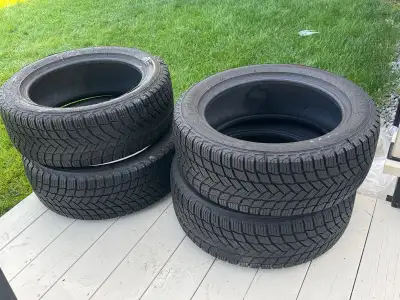 Je vends ces pneus d’hiver de taille 215/55 R 17, idéaux pour affronter les routes enneigées en tout...
