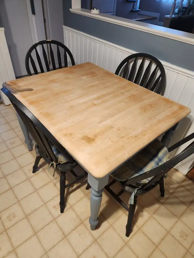 Kitchen table in Dining Tables & Sets in Moncton - Image 2