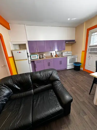L'appartement se trouve en basse ville juste à 2 km de la Grande Allée, Colline Parlementaire, plain...