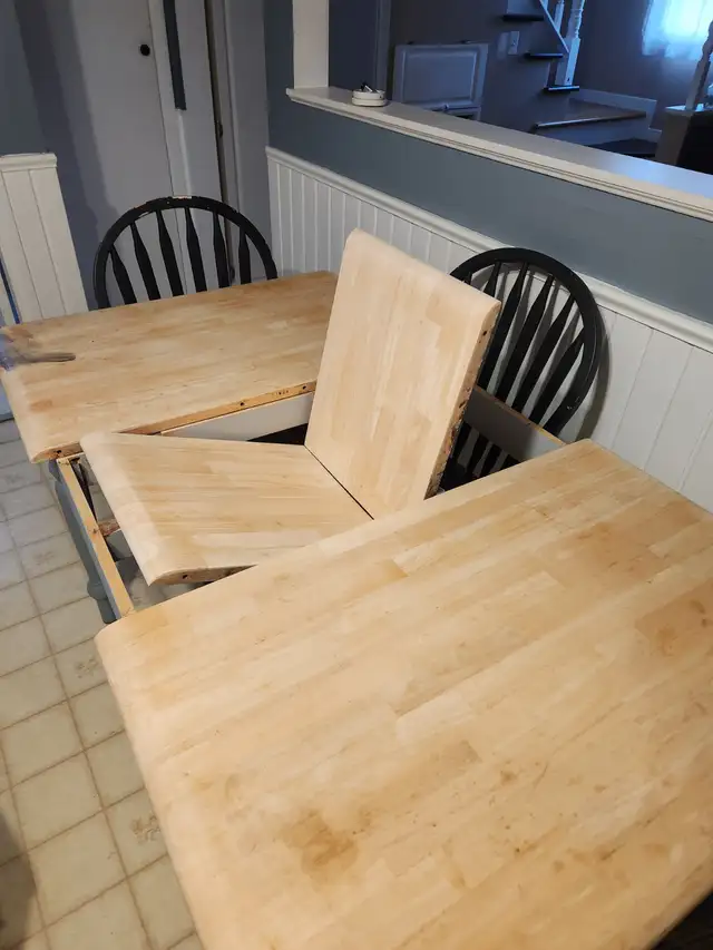 Kitchen table in Dining Tables & Sets in Moncton - Image 3