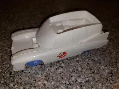 Here's a Play-doh mold of The Real Ghostbusters Ecto 1 car, this is dated from 1984. It comes as pic...