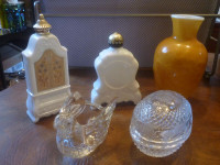 Collection Avon, bibelots, vase, chandeliers, verre, tasse.