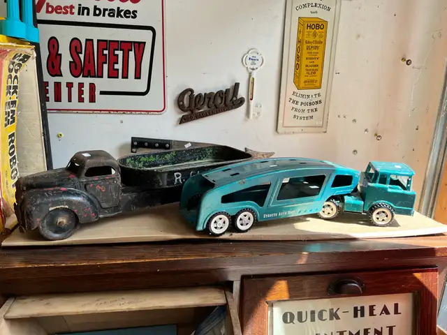 VINTAGE 1960 STRUCTO AUTO HAULER TOY METAL TRUCK in Arts & Collectibles in Mississauga / Peel Region - Image 10
