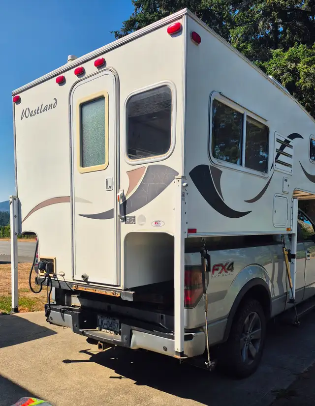 Westland 7.6 Truck Camper in Travel Trailers & Campers in Victoria - Image 4