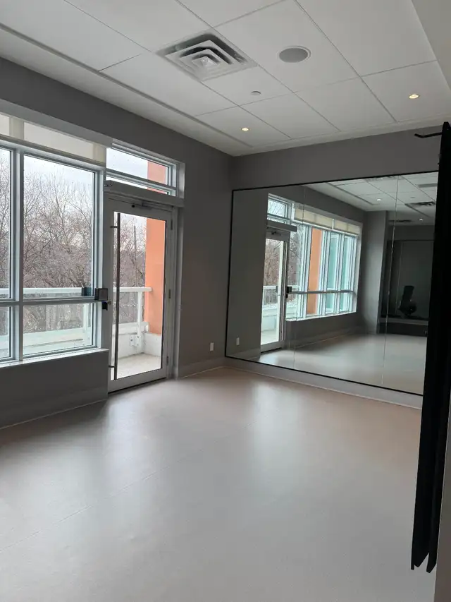 High-Floor River View Condo Room • 2-Min Weston GO/UP Express • in Room Rentals & Roommates in City of Toronto - Image 9