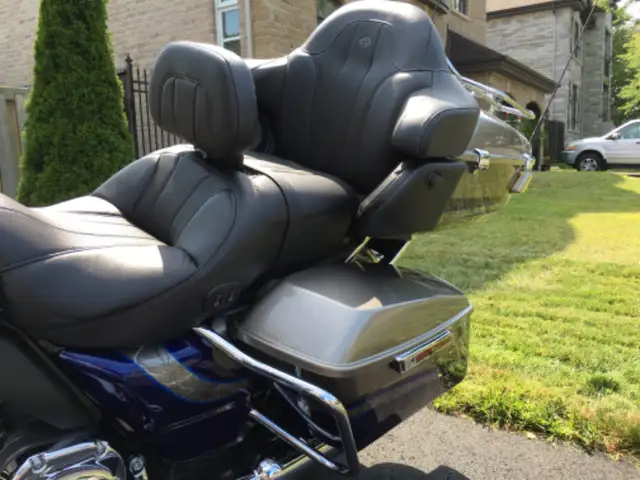 2016 Harley Davidson CVO Limited in Touring in City of Montréal - Image 8