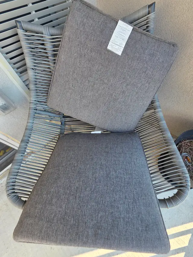 PATIO CHAIR & TABLE SET in Patio & Garden Furniture in Oakville / Halton Region - Image 6
