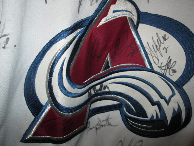 Colorado Avalanche Team Signed Jersey Roy Sakic Forsberg Selanne in Arts & Collectibles in Mississauga / Peel Region - Image 4