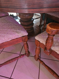 Table de cuisine ventaige en bois rond et 6 chaises