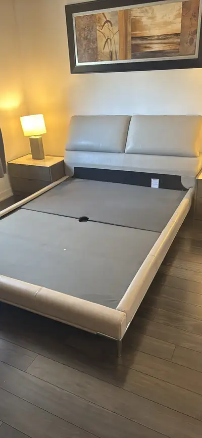 Ensemble de chambre à coucher complet — Germain Larivière, View more