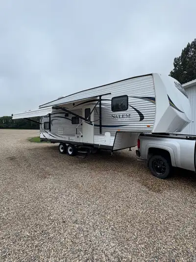 2015 Salem 5th wheel trailer, electric front and rear jacks, one large slide out, rear bunks, nice l...