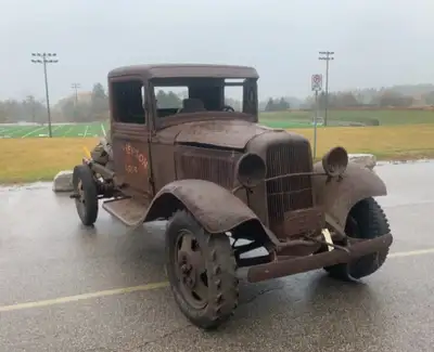 This is a 1933 Ford BB 1.5 tonne dually. It has a flat head 4 cyl engine and standard transmission....