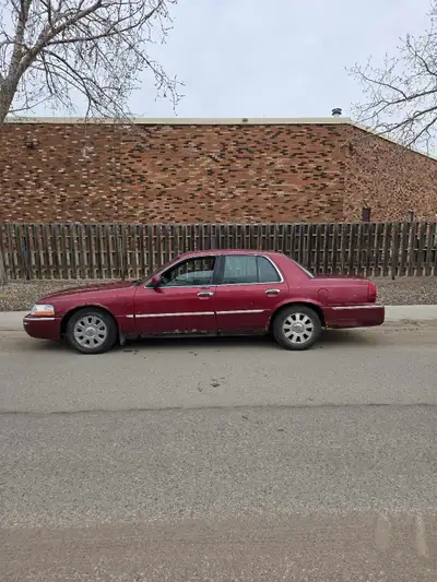 ((READ ADD)) 2003 grand marquis LS precision trac with lots of extras 260 000km Runs excellent.!! Se...