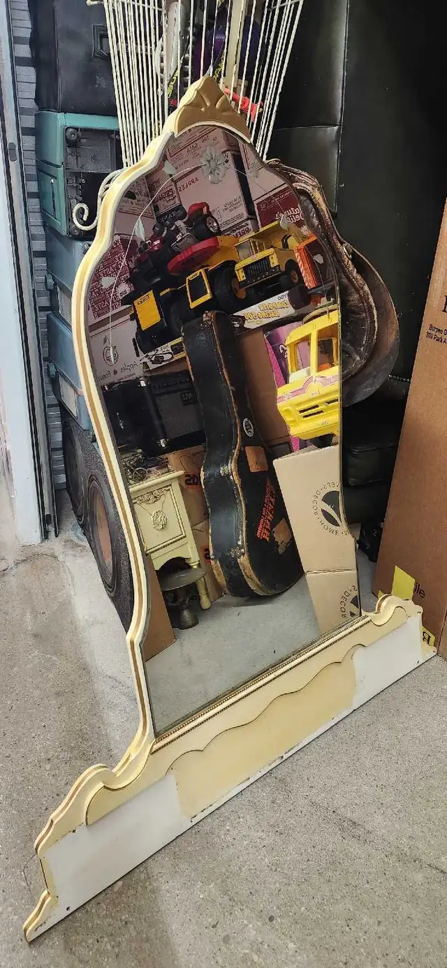Vintage European Victorian Vanity Dresser with Mirror in Dressers & Wardrobes in Calgary - Image 6