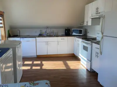 Very nice room with view down Prince to water front. Shared kitchen & bathrooms. On bus route. 4 blo...