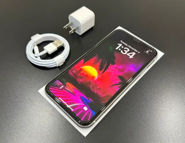 iPhone XR 64GB White - UNLOCKED - READ DESCRIPTION