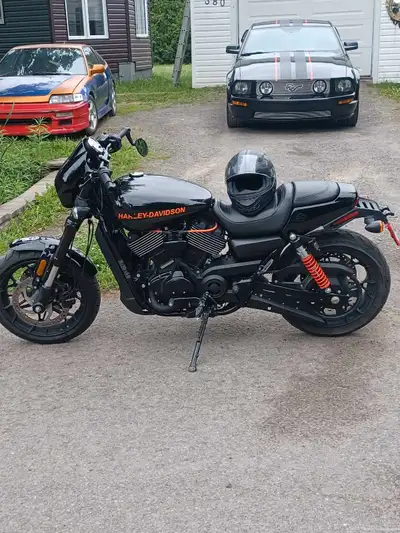Harley-Davidson XG 750 street rod 2017 avec seulement 12,922 km très propre , rien à faire sur la mo...