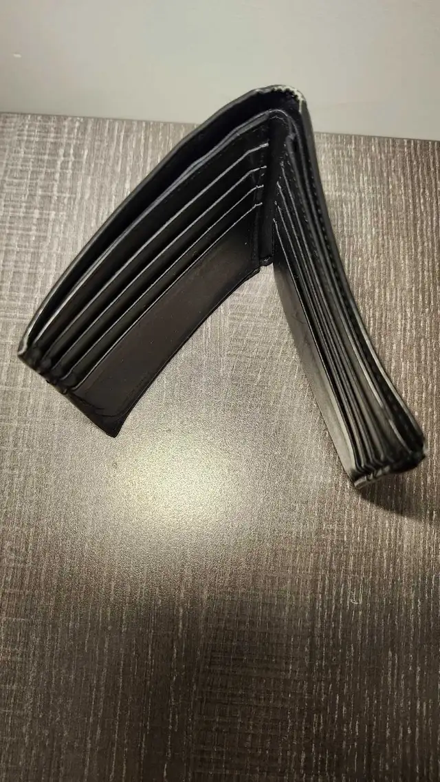 Burberry Men Leather Wallet in Men's in Markham / York Region - Image 5