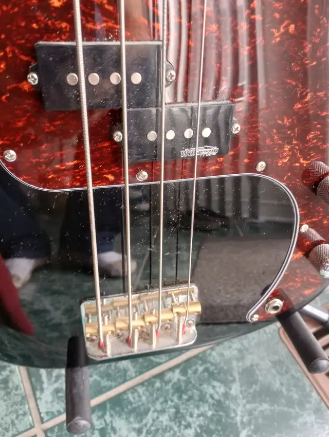 2004 Squire Affinity P Bass in Guitars in Mississauga / Peel Region - Image 6