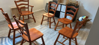 6 chaises et table rectangulaire en bois dur
