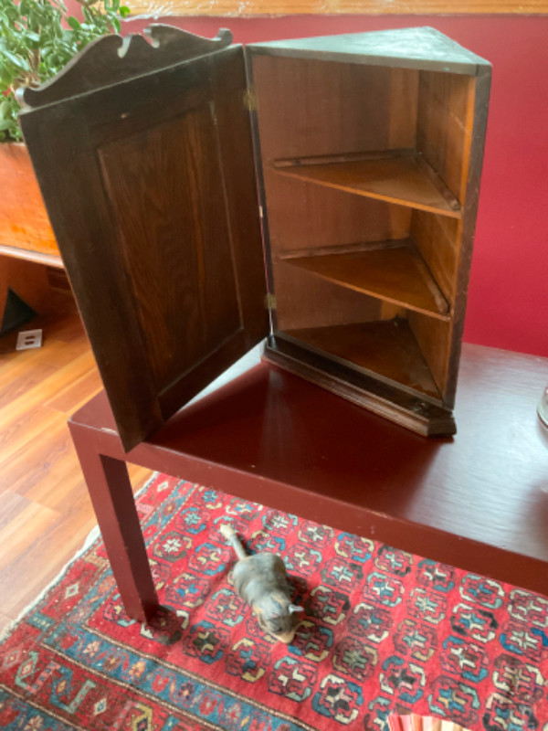 ANTIQUE OAK HANGING CORNER CUPBOARD Hutches & Display