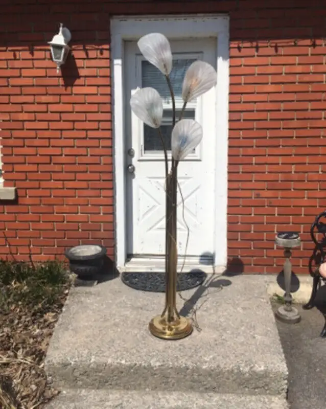 Lampe sur Pied Vintage floor Lamp Glass Shades 3 way in Indoor Lighting & Fans in City of Montréal - Image 6