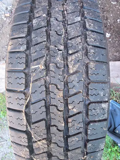 4 pneus P265/70R17 sur jante très peu utilisé