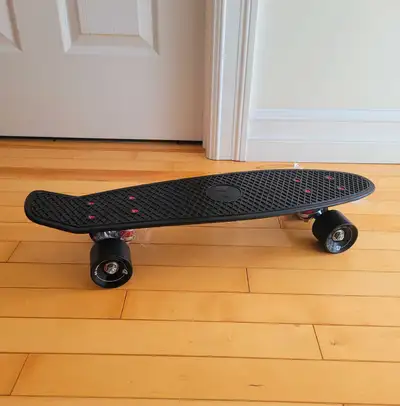 NEW Black Skateboard. 57 cm long.