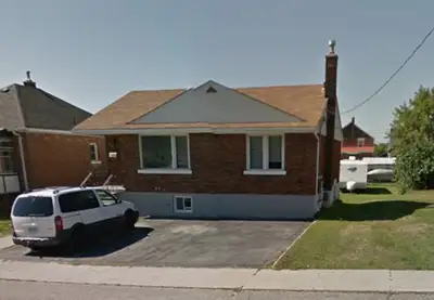 Bright 2 Bedroom Main Floor of duplex- huge shared yard
