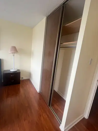 This is a room available for rent, offering a clean and functional living space. It is in used condi...