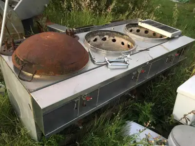 This is a used commercial kitchen wok with 3 burners, perfect for high-volume cooking. It's seen its...
