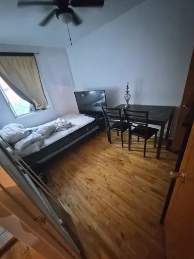 je loue une chambre avec tv, lit , commode et table dans mon 4½ à montréal 47e rue et pie 9 en face...
