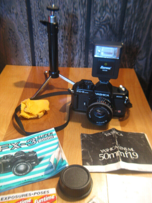 Camera 35mm YASHICA FX-3 Super 2000 + flash + tripod dans Appareils photo et caméras  à Trois-Rivières - Image 2