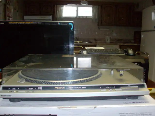 TECHNICS RECORD PLAYER-MADE IN JAPAN in Stereo Systems & Home Theatre in City of Toronto - Image 2