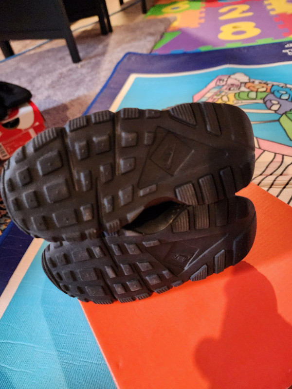 Nike Toddler Black Shoes Size 8C in Kids & Youth in Winnipeg - Image 2