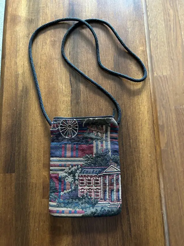 crossbody purse in Women's - Bags & Wallets in Fredericton - Image 2