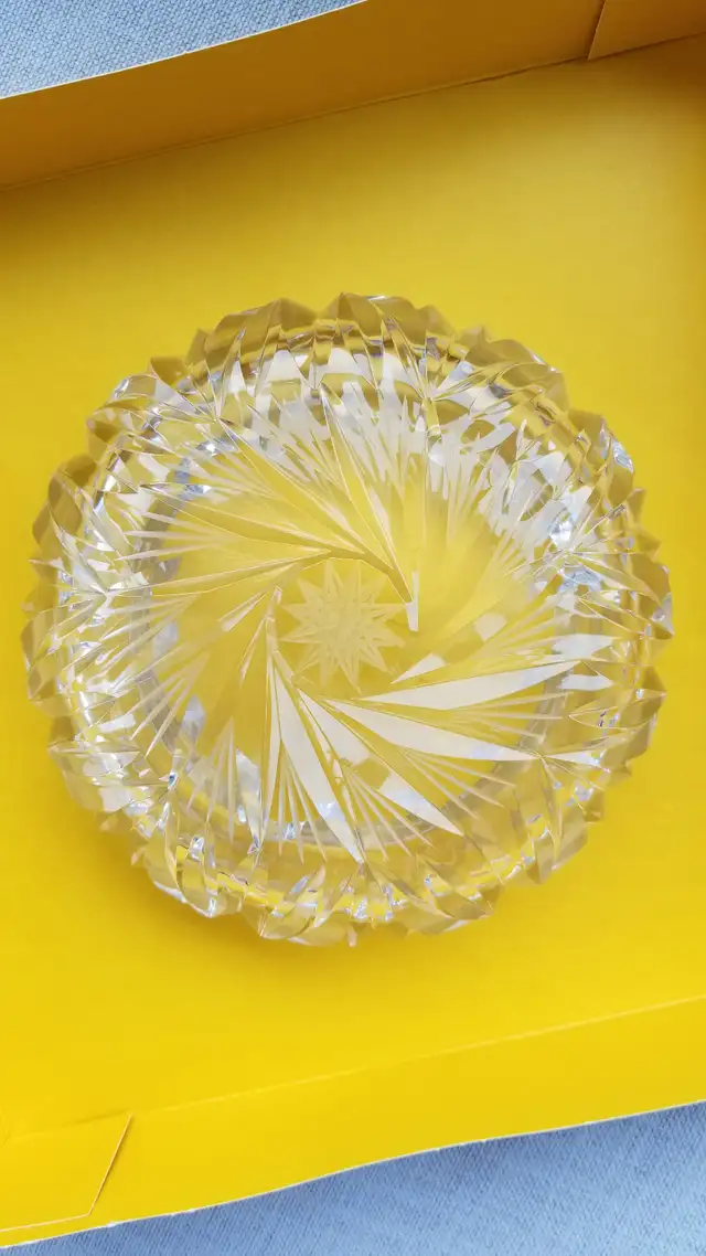 Vintage Large Crystal Ashtray in Home Décor & Accents in City of Montréal - Image 3